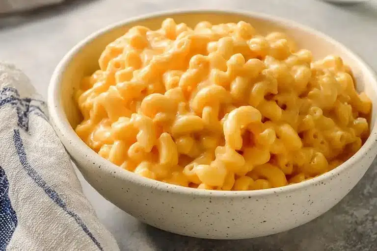 Quick and easy homemade mac and cheese dish with creamy cheese sauce