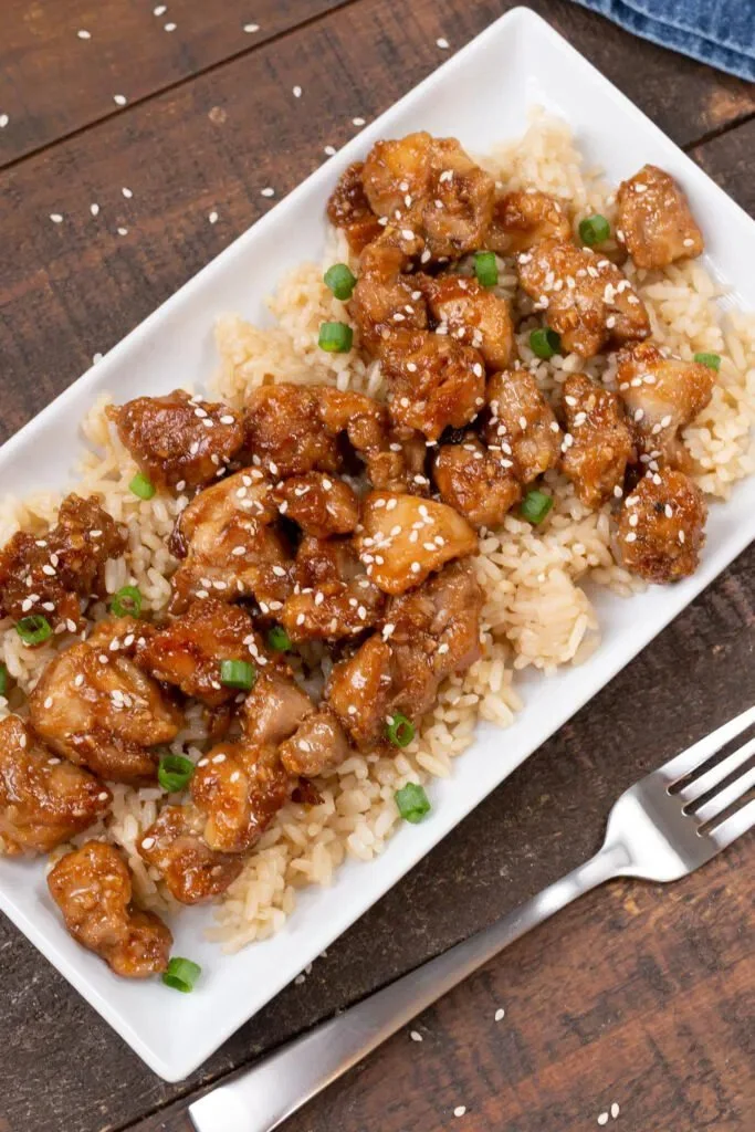 Delicious healthy sesame chicken served with vegetables